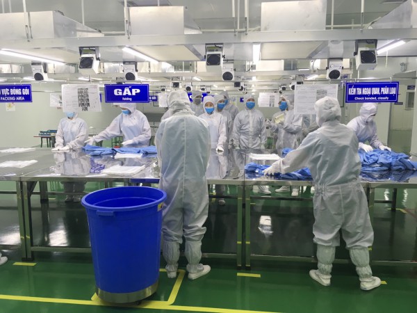 Chọn quần áo làm việc trong phòng sạch 